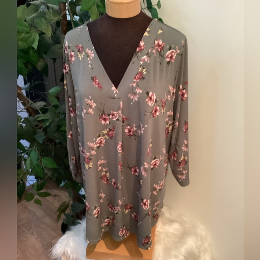 Beacon floral roll sleeve v neck rounded hem blouse Woman’s size 2X